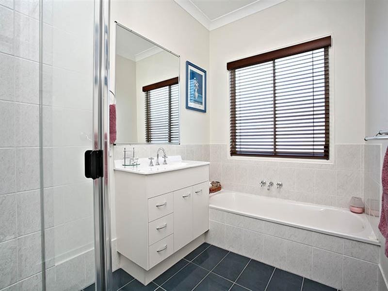 35 Dorothea Street, Cannon Hill QLD 4170