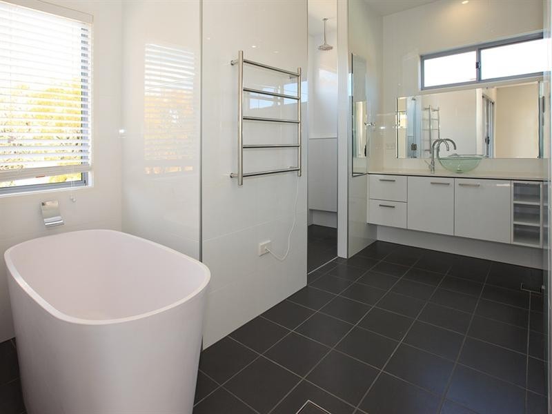 84 Fifth Avenue, Balmoral QLD 4171