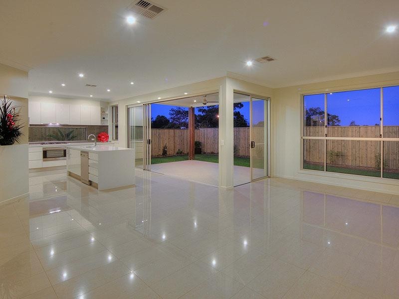 68 Rowland Avenue, Wakerley QLD 4154
