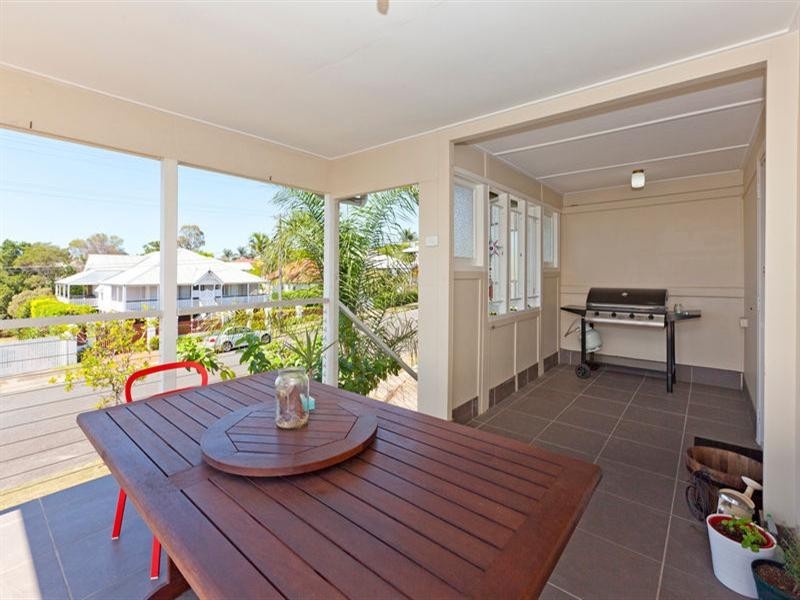 61 McIlwraith Avenue, Norman Park QLD 4170