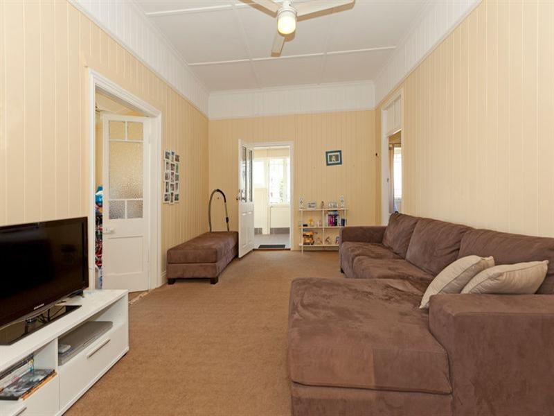 61 McIlwraith Avenue, Norman Park QLD 4170