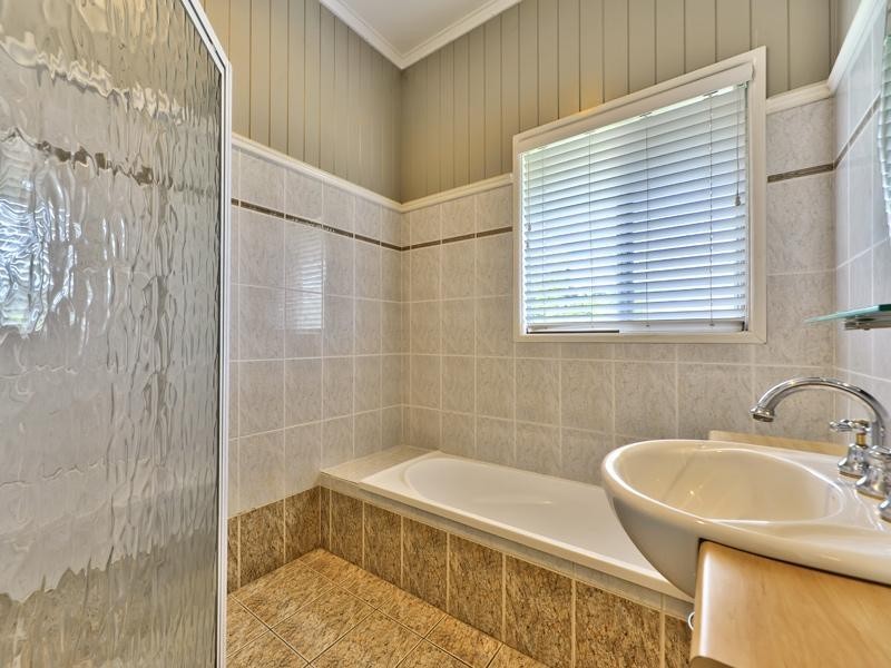 124 Barrack Road, Cannon Hill QLD 4170