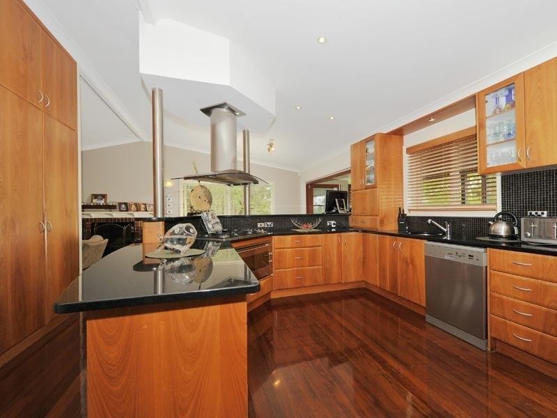 27 David Road, Holland Park QLD 4121