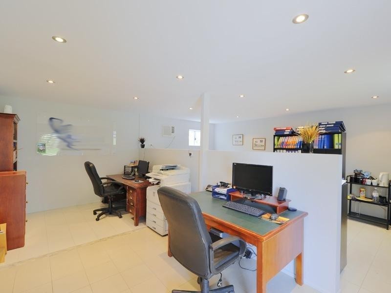 27 David Road, Holland Park QLD 4121