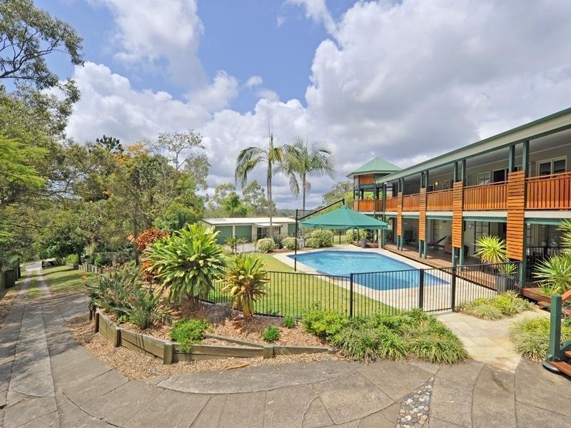 27 David Road, Holland Park QLD 4121