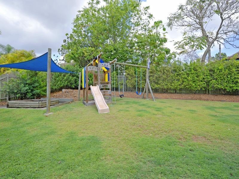 27 David Road, Holland Park QLD 4121