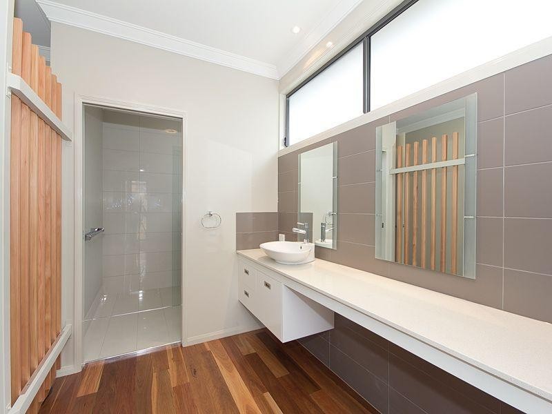 70 Lytton Road, Bulimba QLD 4171