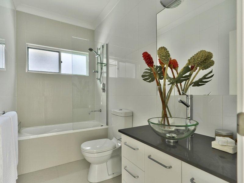 44 Dover Street, Hawthorne QLD 4171