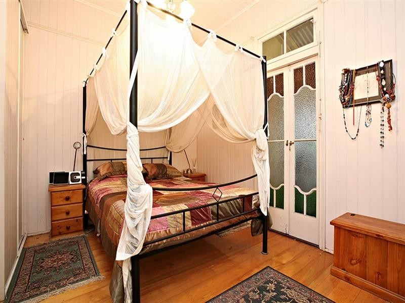 32 Barker Street, East Brisbane QLD 4169
