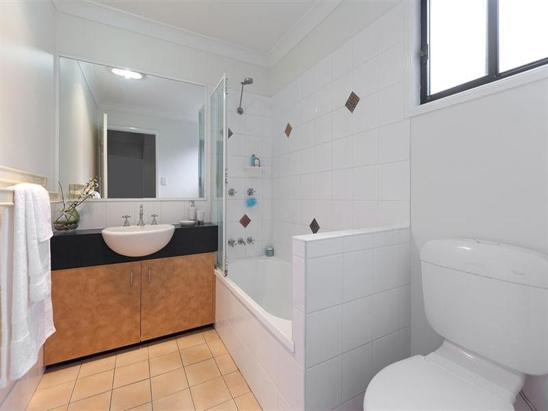 2/303 Wynnum Road, Norman Park QLD 4170