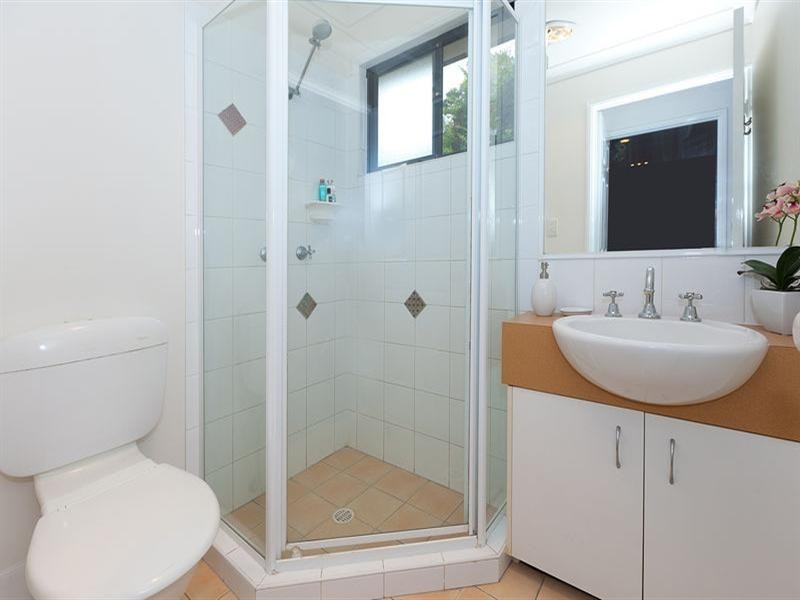 2/303 Wynnum Road, Norman Park QLD 4170