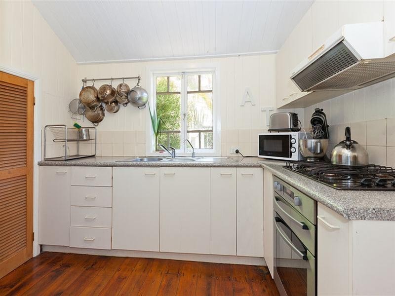 9 Overend Street, Norman Park QLD 4170