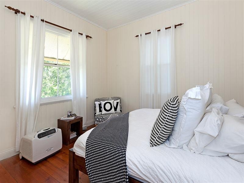 9 Overend Street, Norman Park QLD 4170