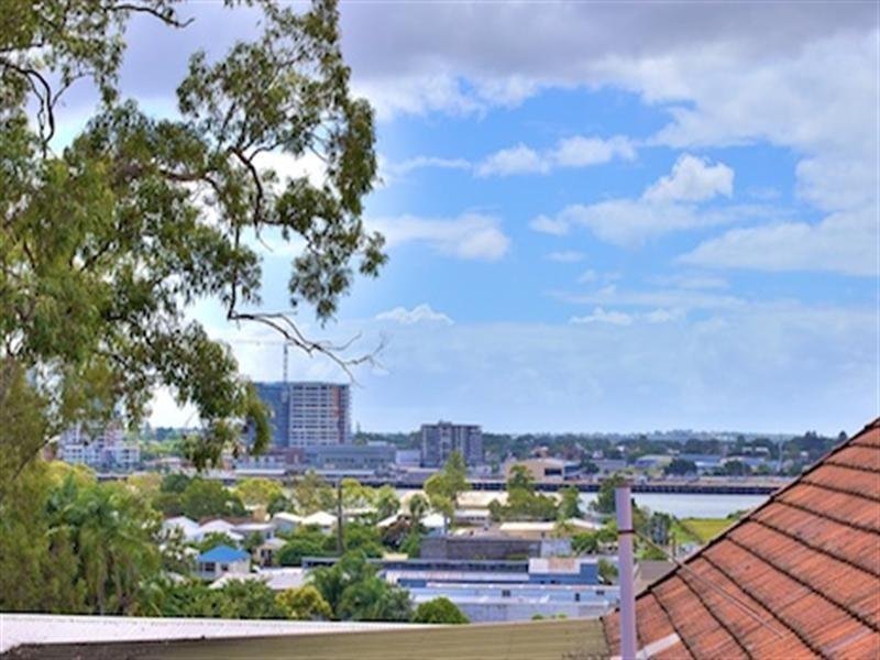 16 Taylor Street, Balmoral QLD 4171