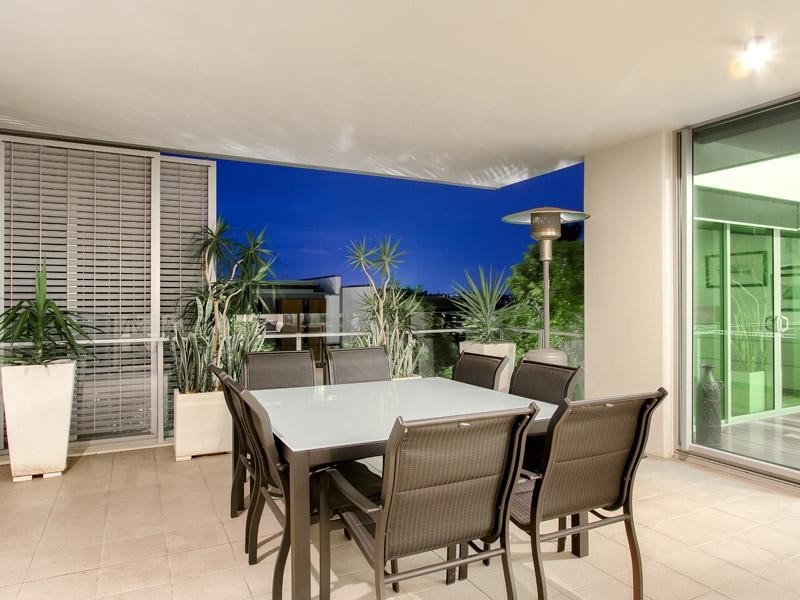 211/90 Wynnum Road, Norman Park QLD 4170