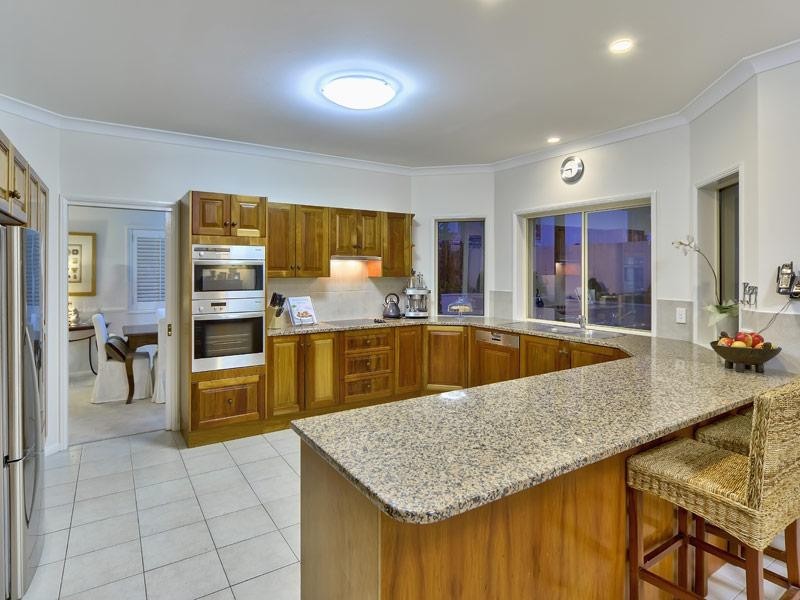 9 Hatherton Crescent, Carindale QLD 4152