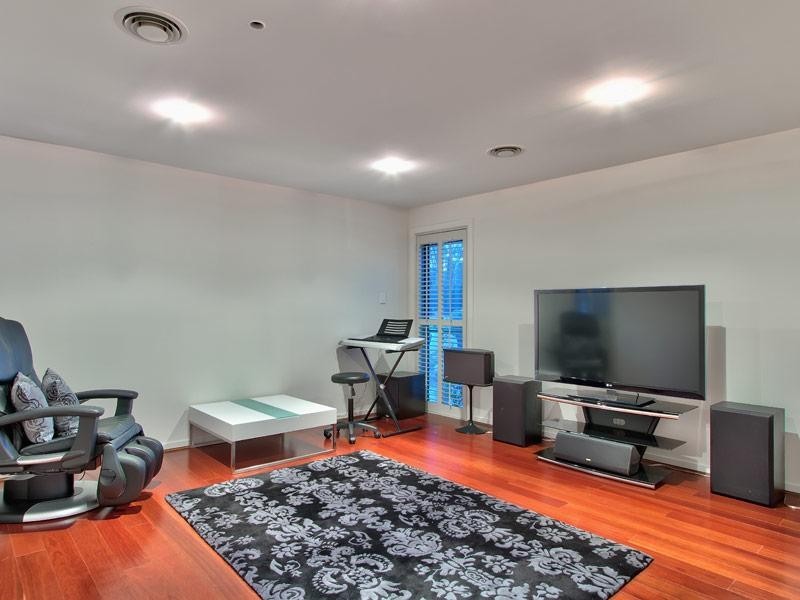 8 Lauren Place, Chandler QLD 4155