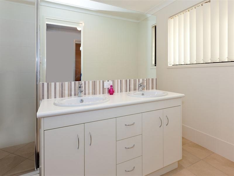 12 Cola Crescent, Wynnum West QLD 4178