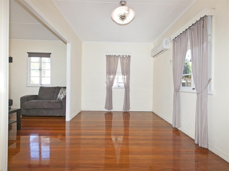 76 Brisbane Avenue, Camp Hill QLD 4152