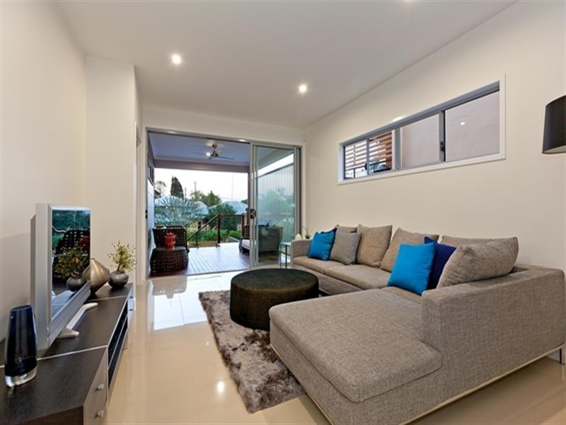 11 Rowsley Street, Greenslopes QLD 4120