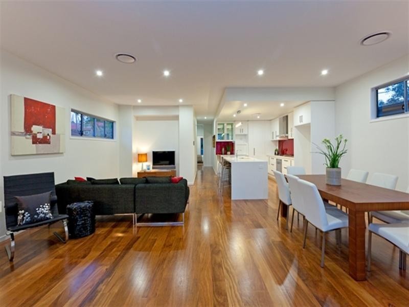 11 Rowsley Street, Greenslopes QLD 4120