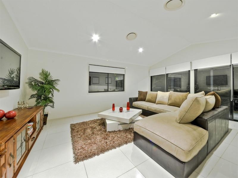 8 Favius Avenue, Seven Hills QLD 4170