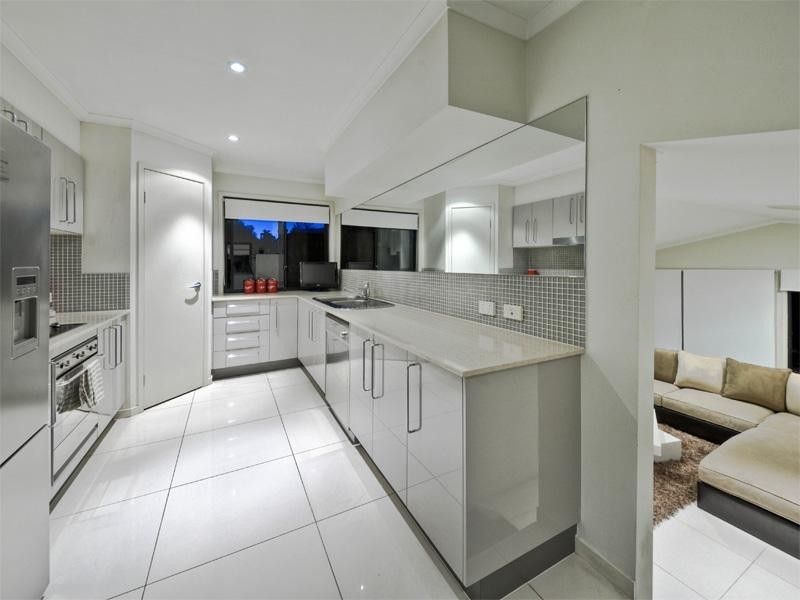 8 Favius Avenue, Seven Hills QLD 4170