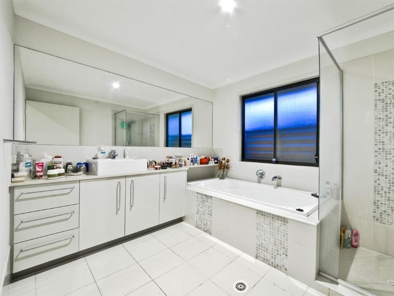 8 Favius Avenue, Seven Hills QLD 4170