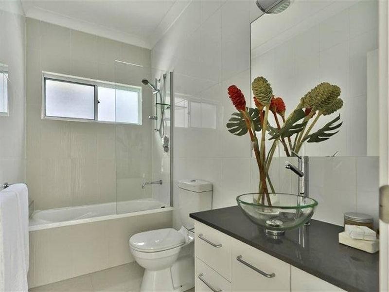 42 Dover Street, Hawthorne QLD 4171