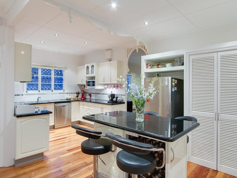 22 Longfellow Street, Norman Park QLD 4170