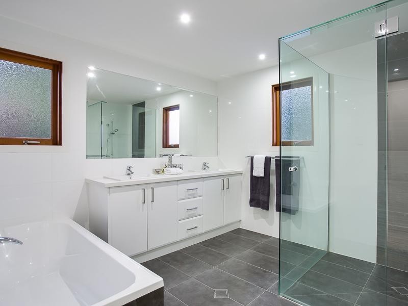 145 Oxlade Drive, New Farm QLD 4005