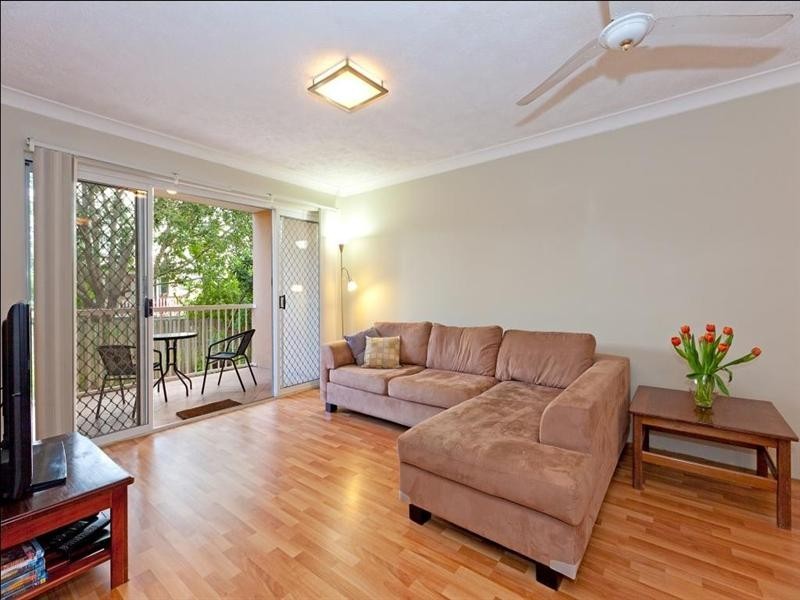 1/24 Baragoola Street, Coorparoo QLD 4151