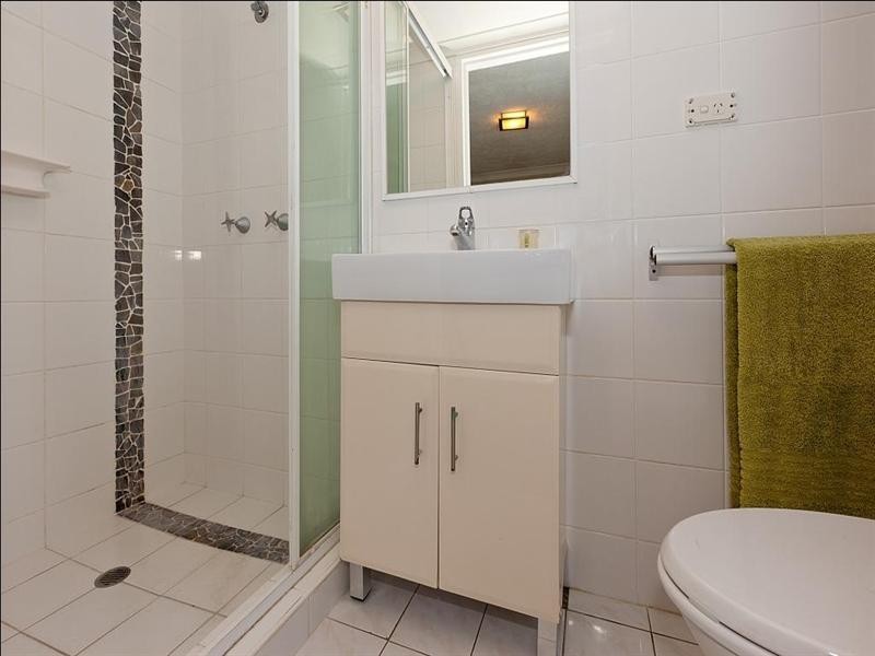 1/24 Baragoola Street, Coorparoo QLD 4151