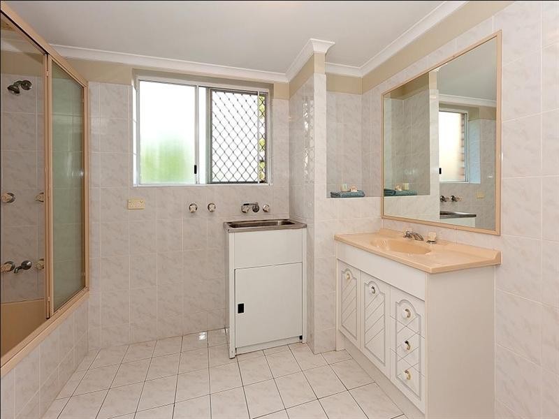 1/24 Baragoola Street, Coorparoo QLD 4151