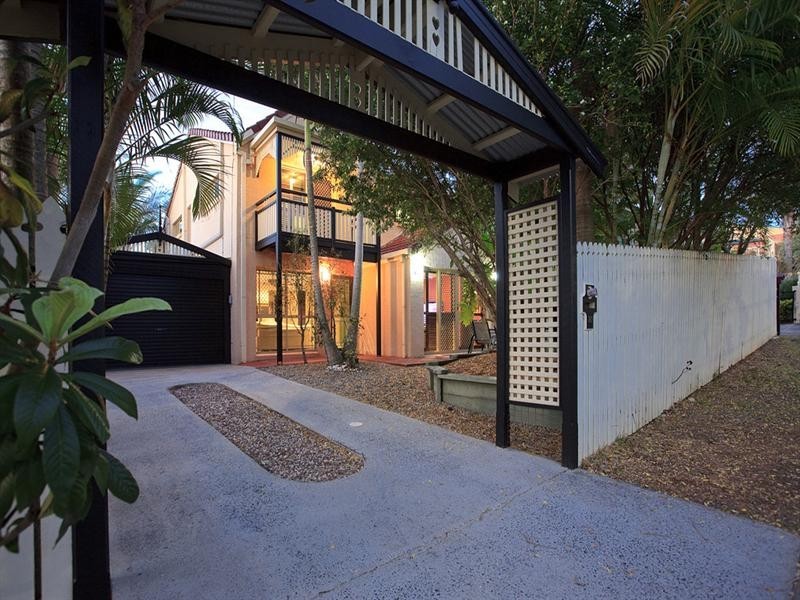 10 Victoria Street, Balmoral QLD 4171