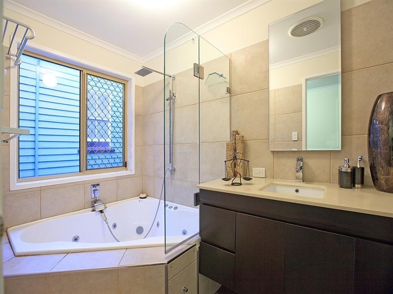 10 Victoria Street, Balmoral QLD 4171