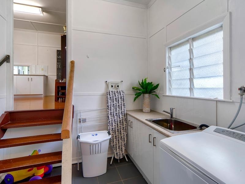 12 Quebec Avenue, Camp Hill QLD 4152