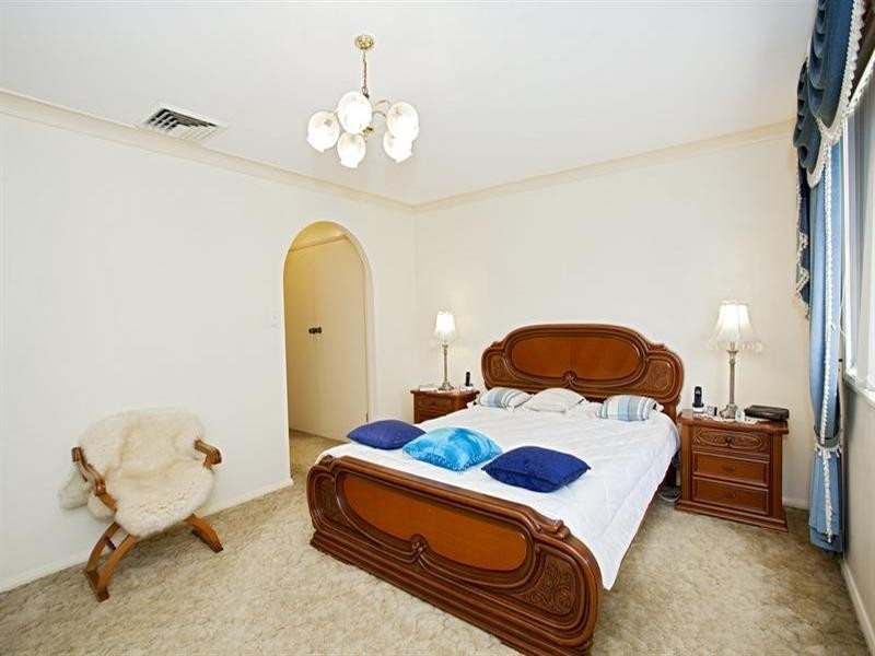 10 Fitzroy Close, St Johns Park NSW 2176