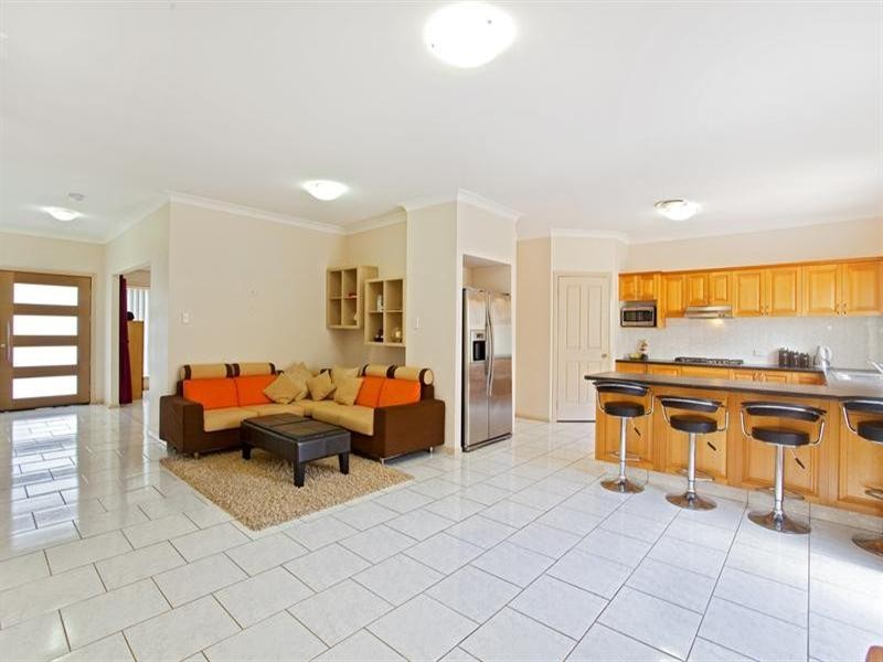 2 Elyard Crescent, West Hoxton NSW 2171