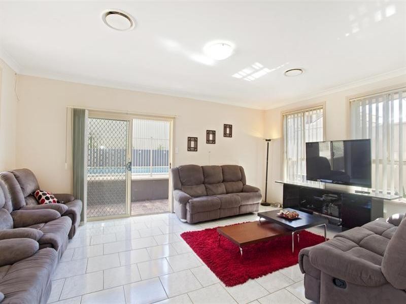 2 Elyard Crescent, West Hoxton NSW 2171