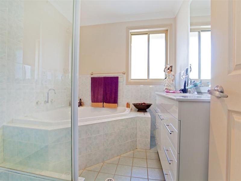 2 Elyard Crescent, West Hoxton NSW 2171