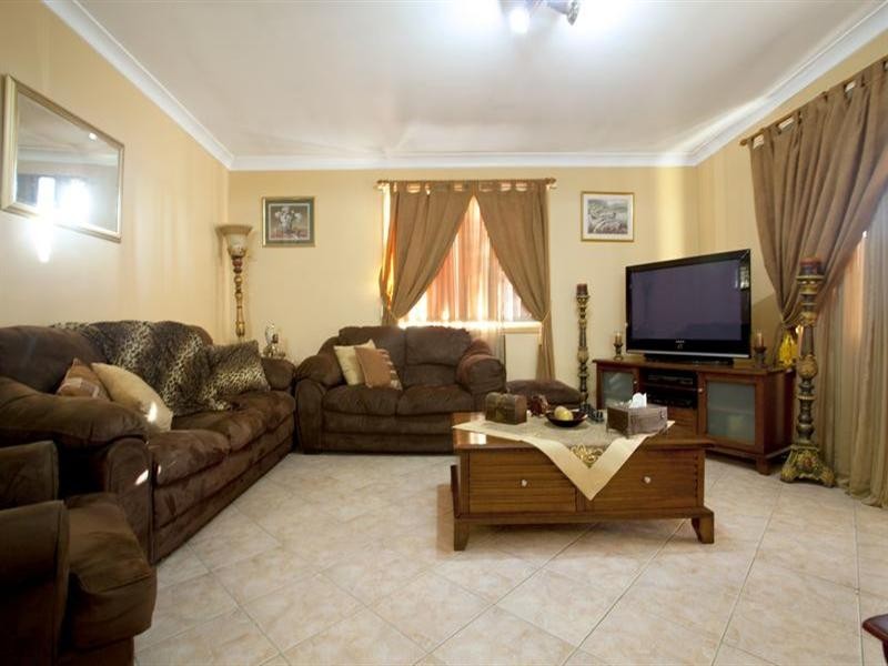 10 Dundee Street, Sadleir NSW 2168