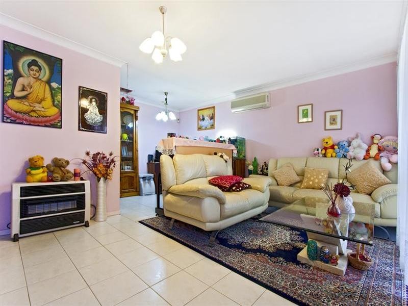 8 Gove Avenue, Green Valley NSW 2168