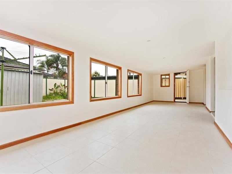 43 Brisbane Road, St Johns Park NSW 2176