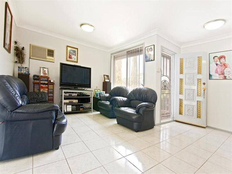 11 Swan Circuit, Green Valley NSW 2168