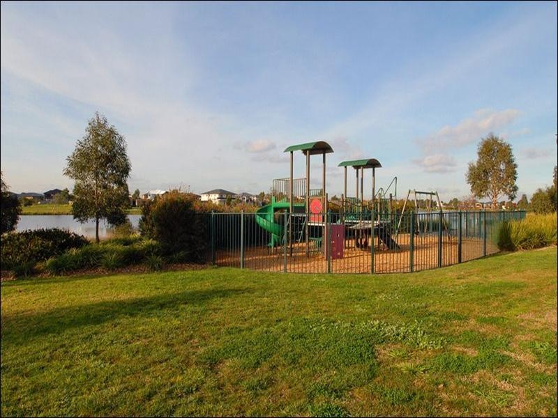 3 Serpentine Court, Waterways VIC 3195