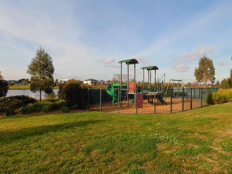 3 Serpentine Court, Waterways VIC 3195