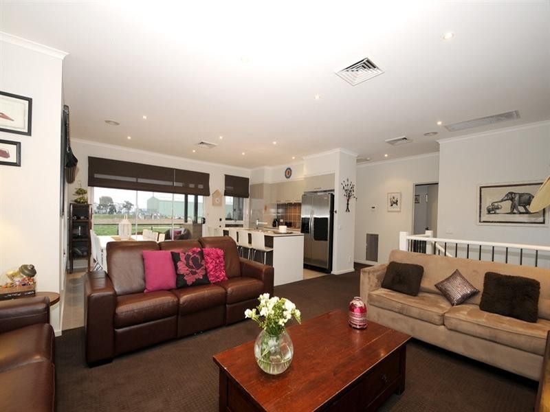 2 Dunk Crescent, Bonbeach VIC 3196