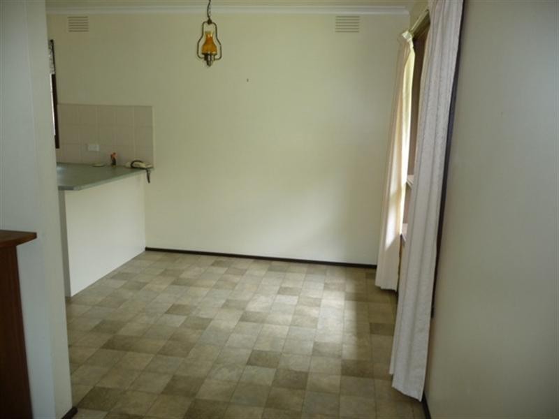 8 Leawarra Parade, Frankston VIC 3199