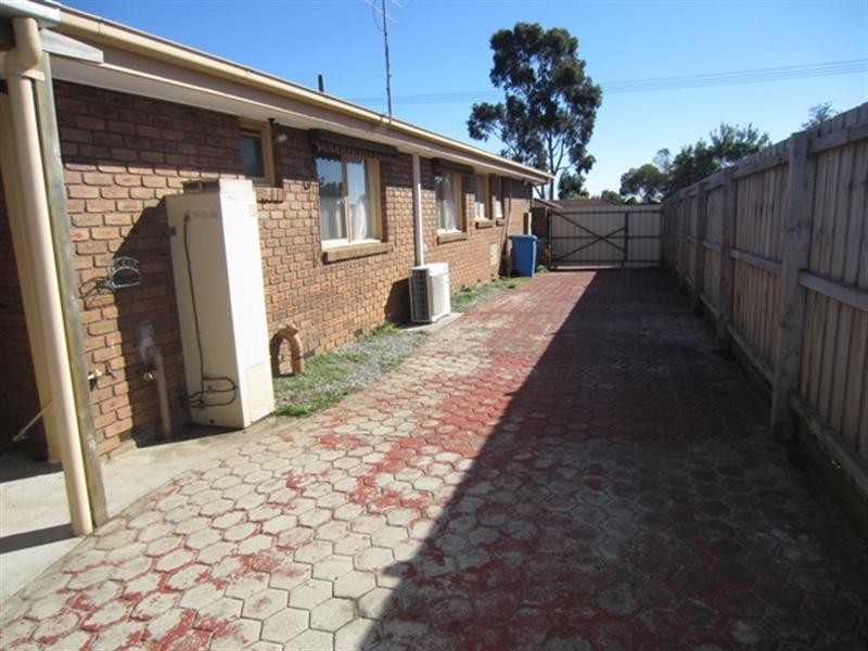 6 Glenbourne Road, Cranbourne VIC 3977